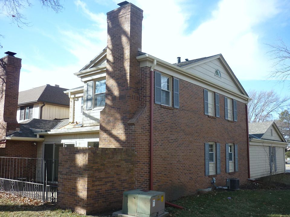 2 story Brick with wood burning fireplace. Back courtyard. End unit.