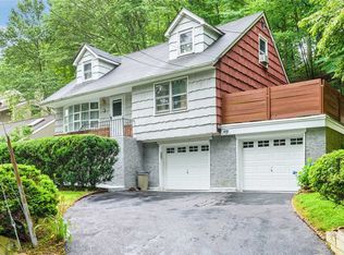 71 Oakdale Rd, Centerport, NY 11721