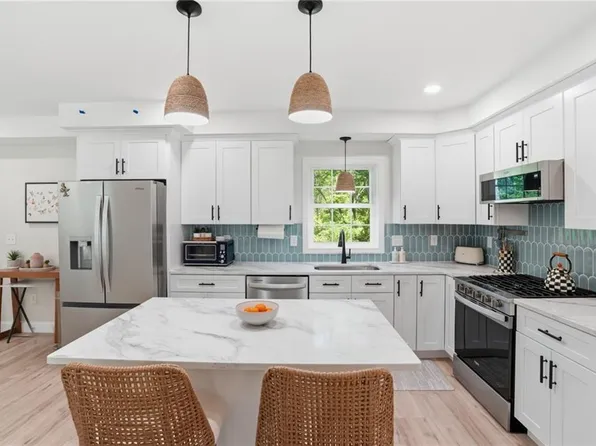72 Wilbur Rd, Lincoln, RI 02865