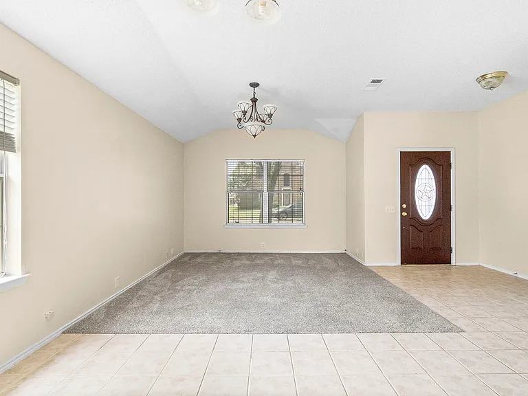 3300 Creekwood Dr — Photo 2