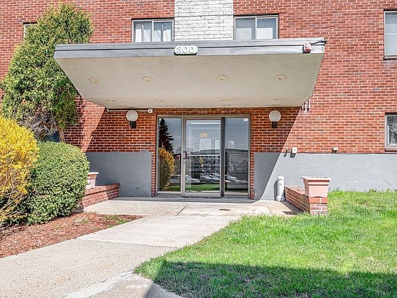 3rd image of 300 Governors Dr APT 9