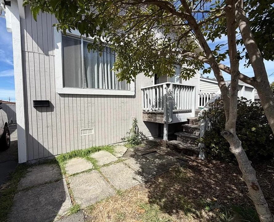 2209 Bush Ave