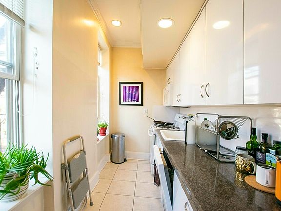2nd image of 570 Henry St #2