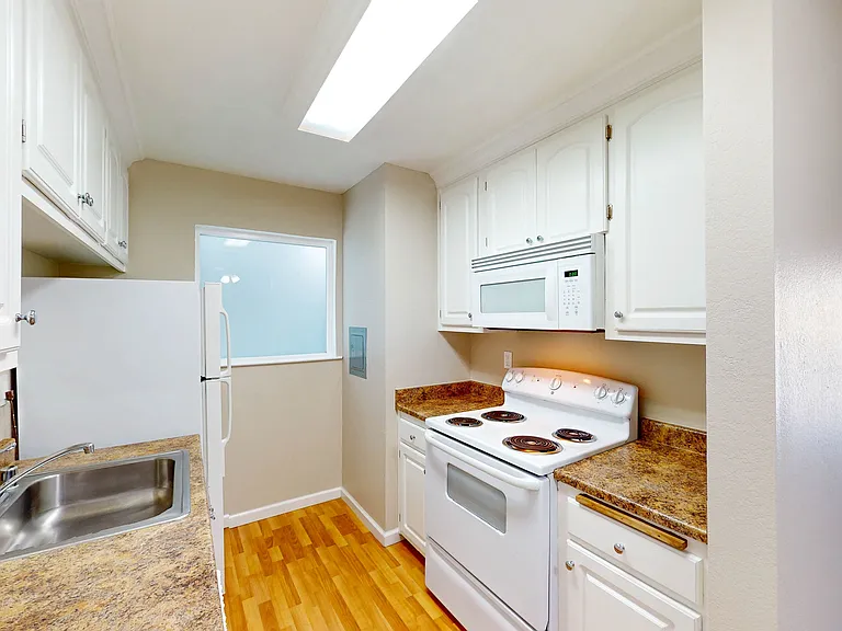551 Alameda Del Prado #311A — Photo 4