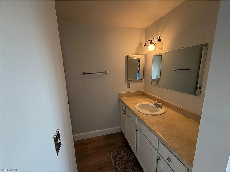 937 SW 52nd St — Photo 6