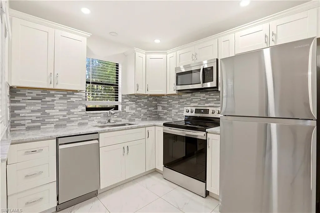 2 bed, 2.0 bath, 950 sqft, $1,945 — Photo 2