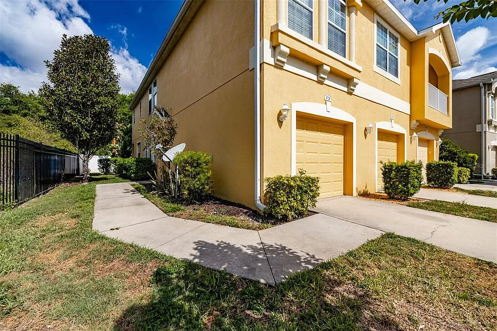 3 bed, 2.5 bath, 1626 sqft, $2,100 — Photo 2