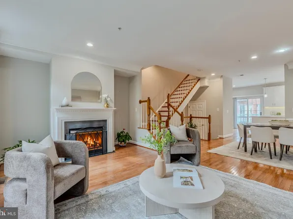 8816 Hunting Lodge Ct, Vienna, VA 22182