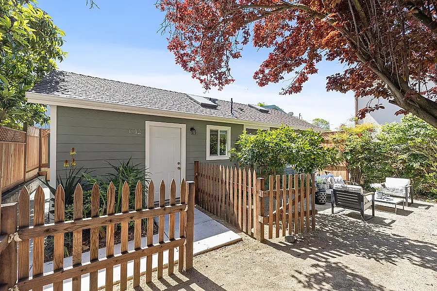 3812 Midvale Ave