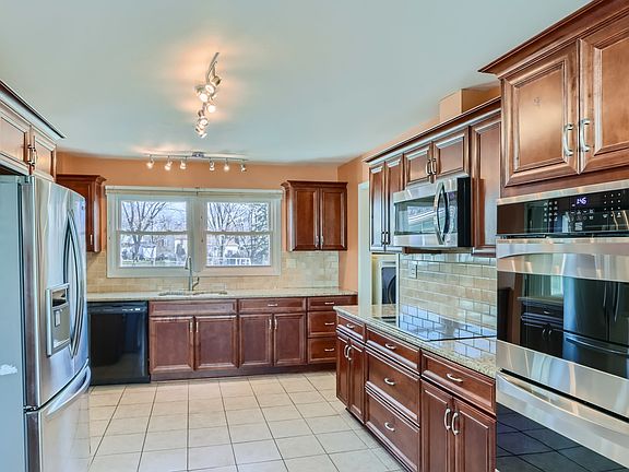 4th image of 335 N Braintree Dr