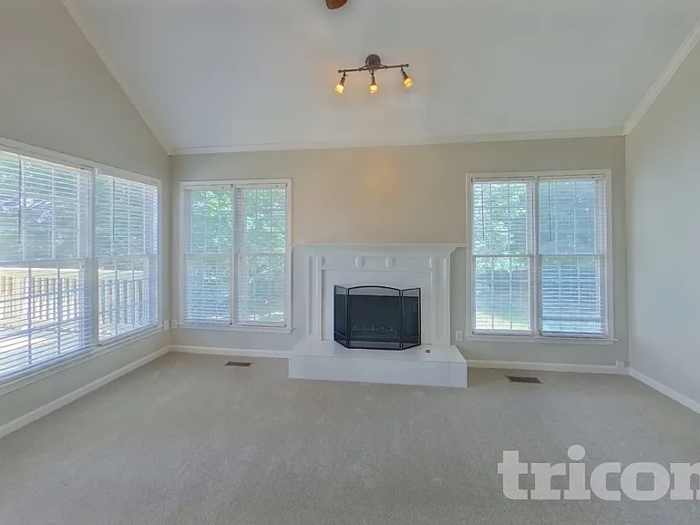 1260 Castle Pointe Ln — Photo 2
