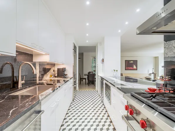 150 East 69th Street image 5 of 14