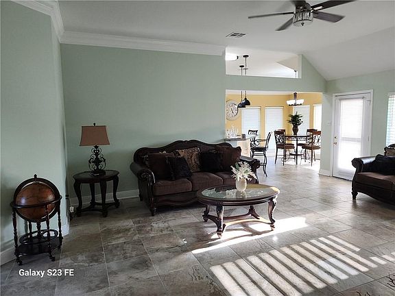 3rd image of 637 Foxwood Ln