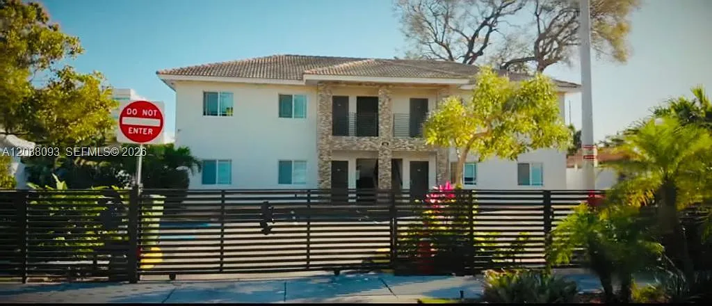 Live Oak Condominiums — Photo 1