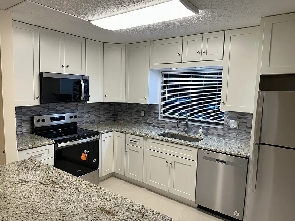 1428 Park Shore Cir #1