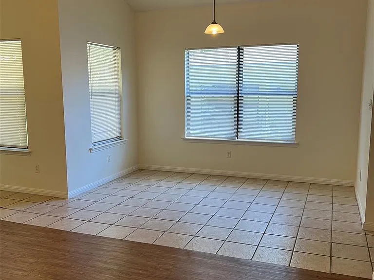 1105 Advance St — Photo 7