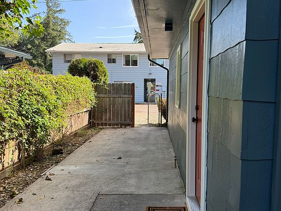 3rd image of 364 Wilson St S