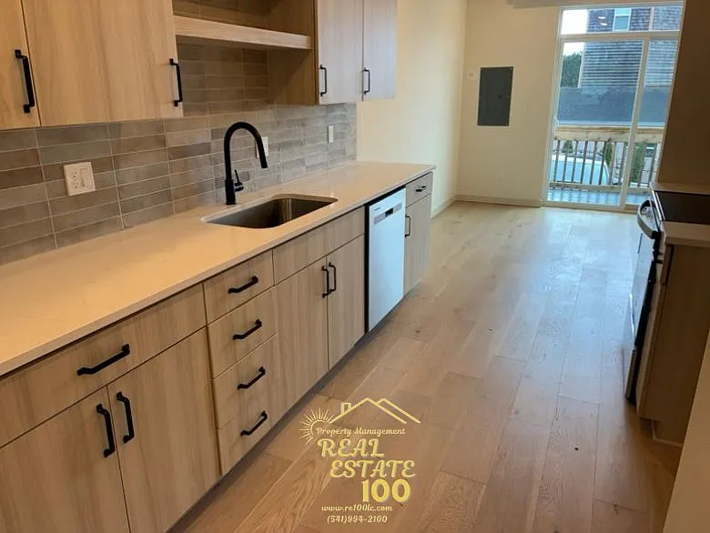 305 Southeast Jetty Avenue — Photo 4