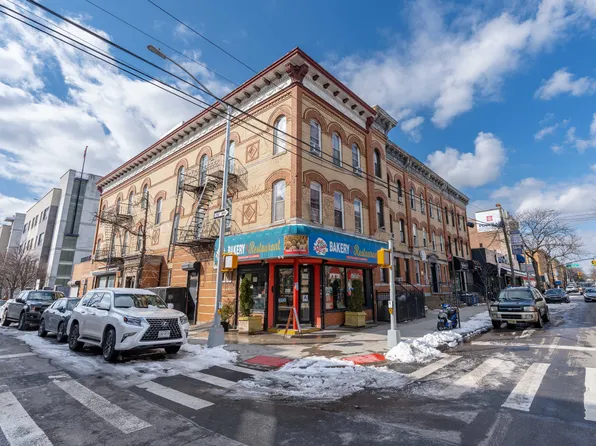 936 Seneca Avenue image 1 of 11