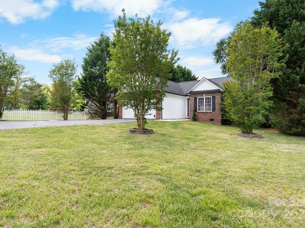 103 Pine Meadows Cir, Hickory, NC 28601