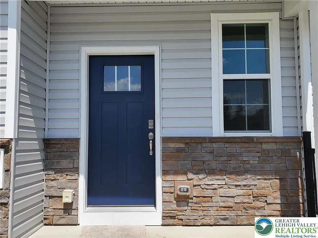 3 bed, 2.5 bath, 2439 sqft, $2,800 — Photo 2