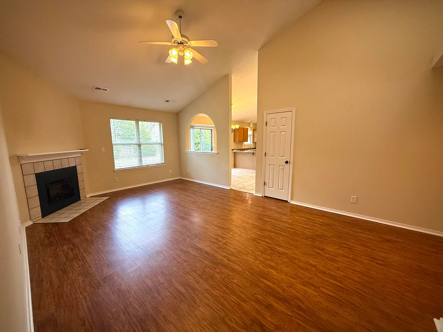 3 bed, 2.0 bath, 1451 sqft, $1,850 — Photo 2