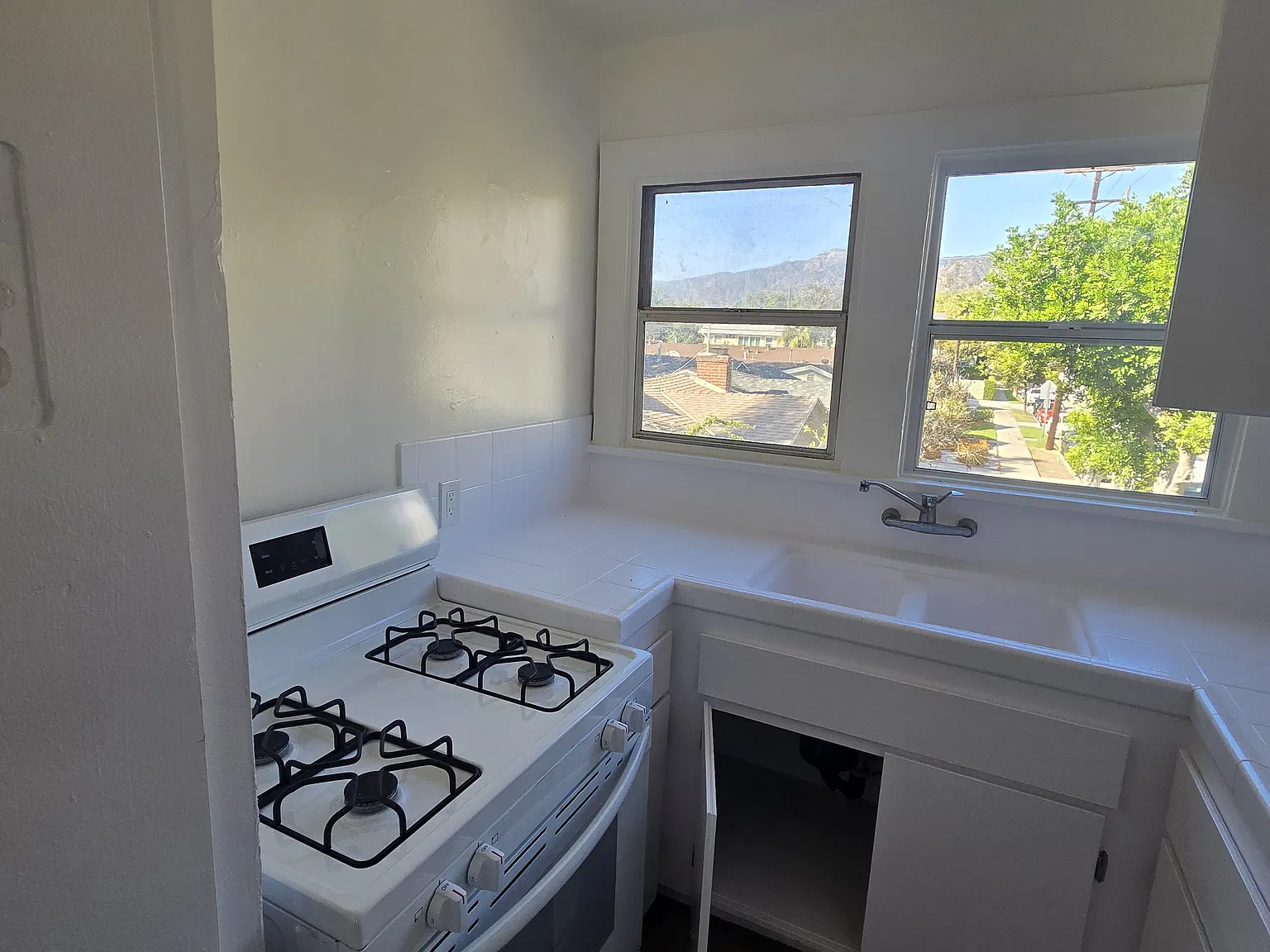 Studio, 405 sqft, $1,650 — Photo 2