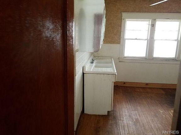 5th image of 104 Thatcher Ave