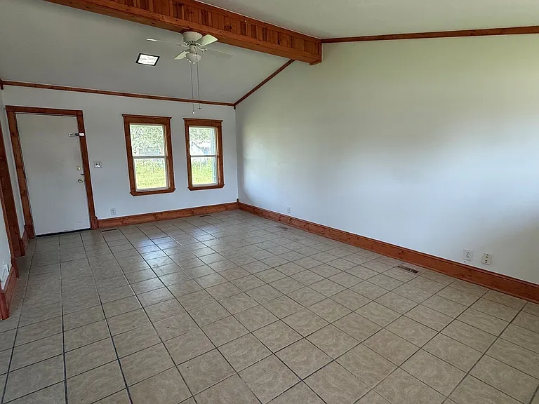1402 Crescent Dr — Photo 2