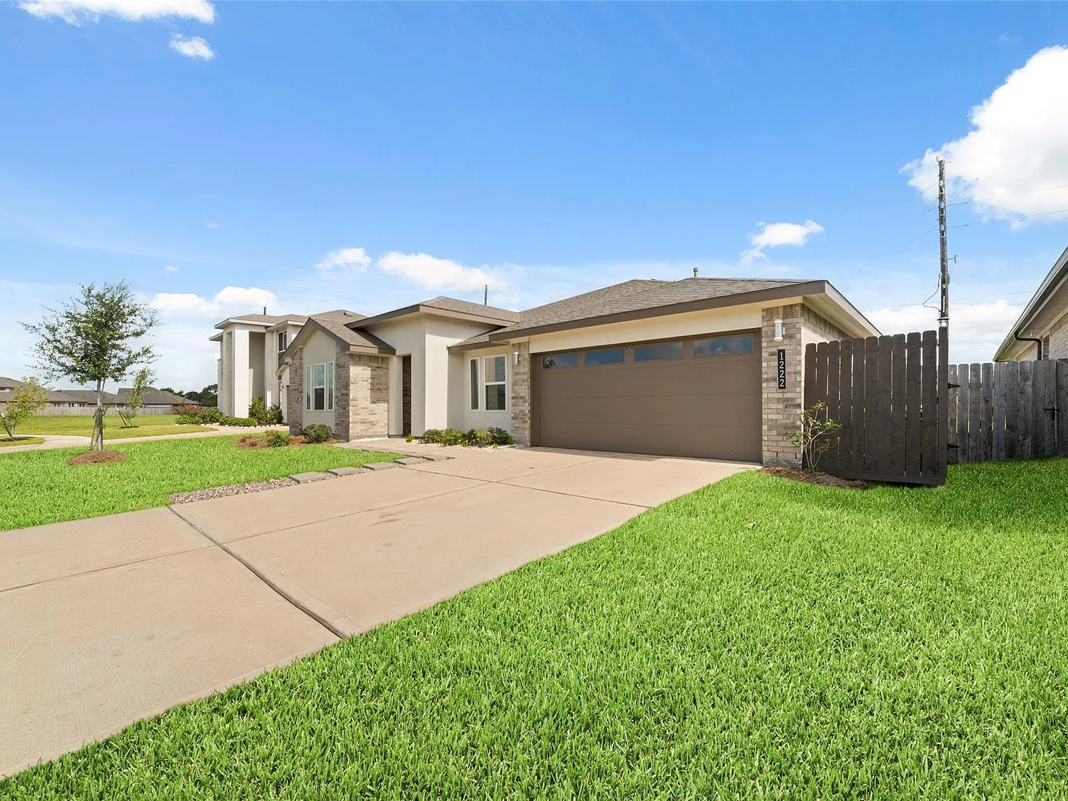 4 bed, 2.0 bath, 2098 sqft, $2,500 — Photo 3