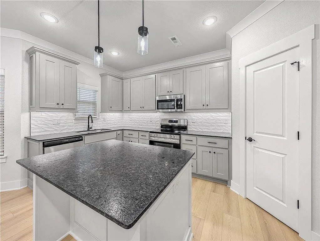 3 bed, 1610 sqft, $1,895 — Photo 2