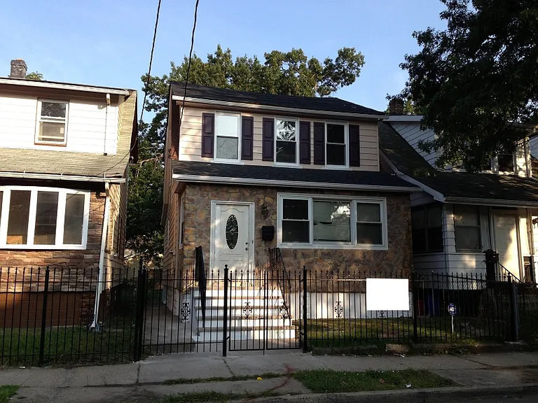 150 Isabella Ave — Photo 1