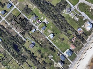 137 Farrar Ln, Waveland, MS 39576