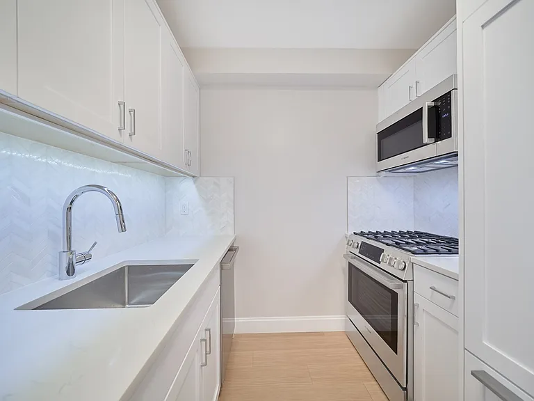 160 Riverside Blvd #9L — Photo 6
