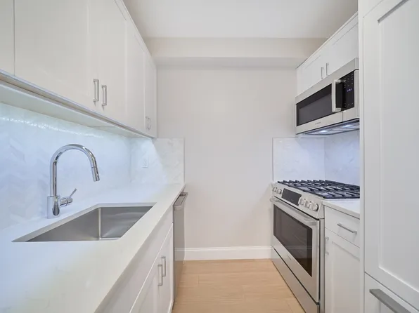 160 Riverside Boulevard image 5 of 14