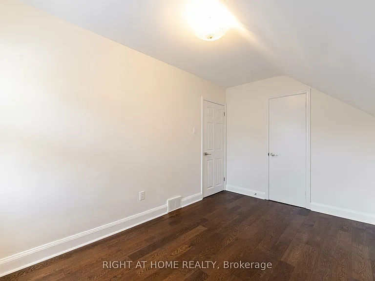 154 Martin Grove Rd — Photo 23