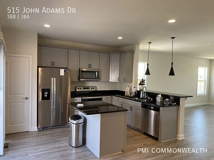 3 Bed / 2.5 Bath Townhouse (Available 11/1/26) — Photo 3