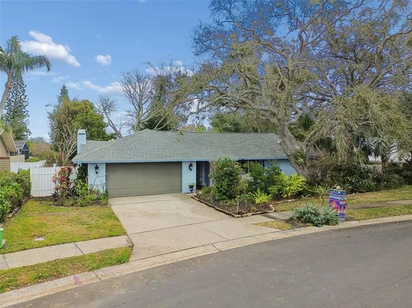 606 Grovewood Ln, Largo, FL 33770