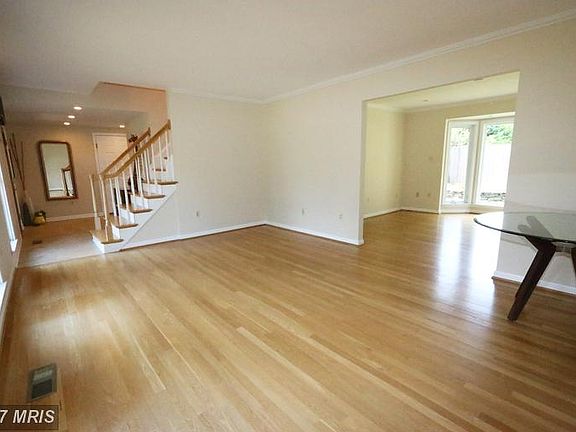4th image of 9762 Oleander Ave
