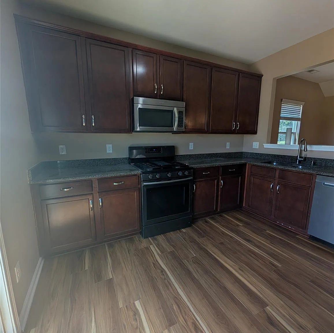 4 bed, 3.0 bath, $2,000 — Photo 4