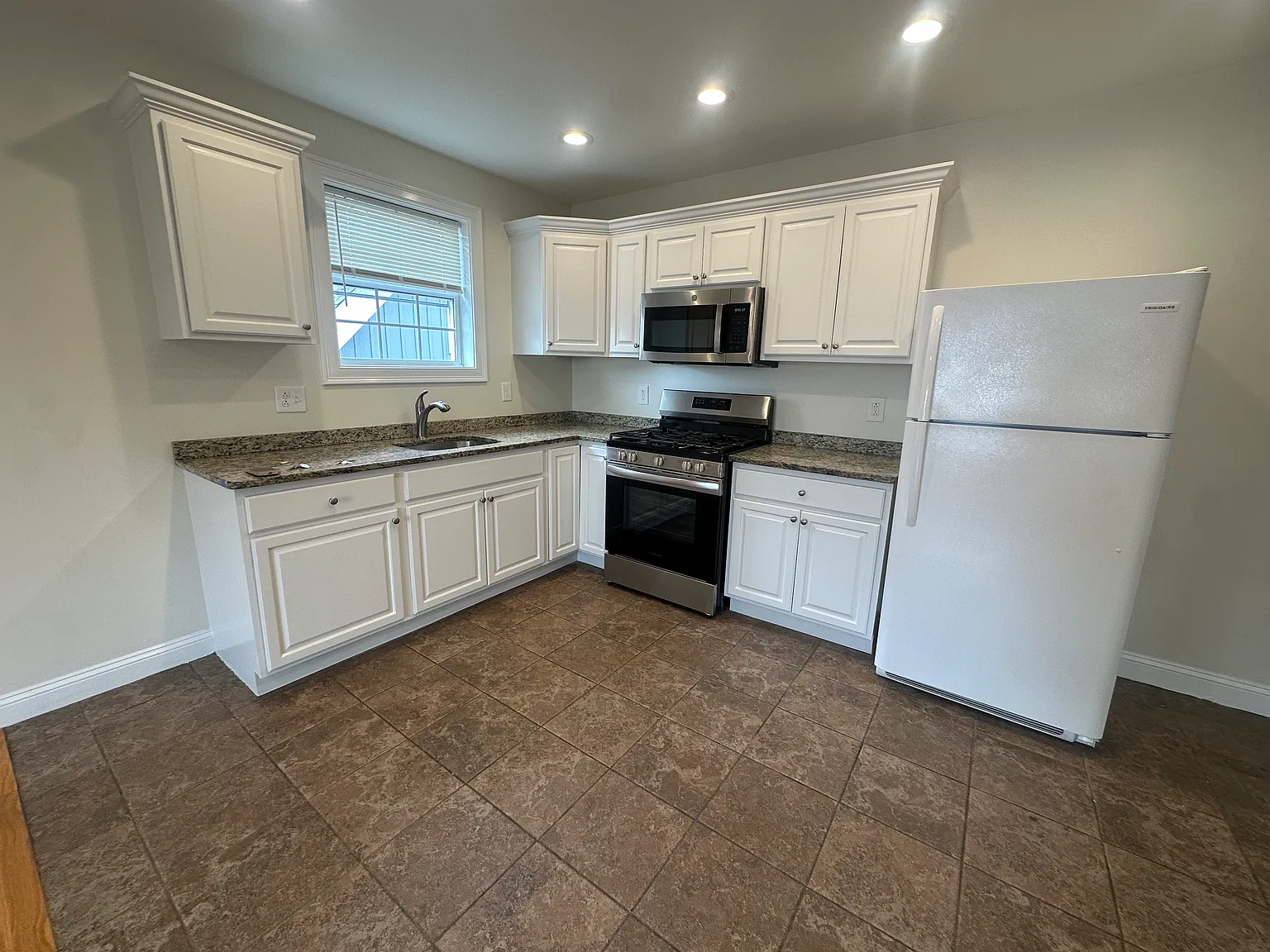 3 bed, $3,050 — Photo 2