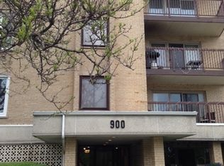 900 S River Rd APT 3B, Des Plaines, IL 60016