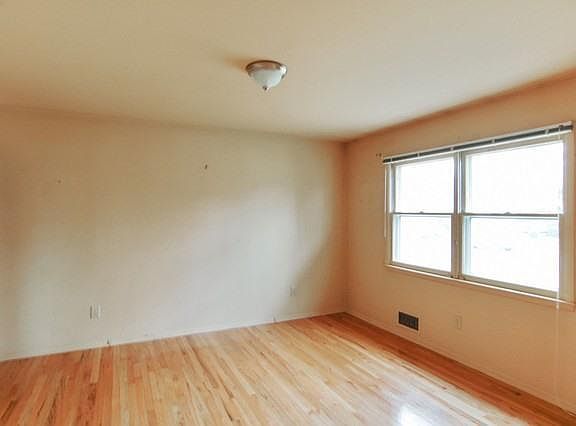 3rd image of 20 S Pinelake Dr