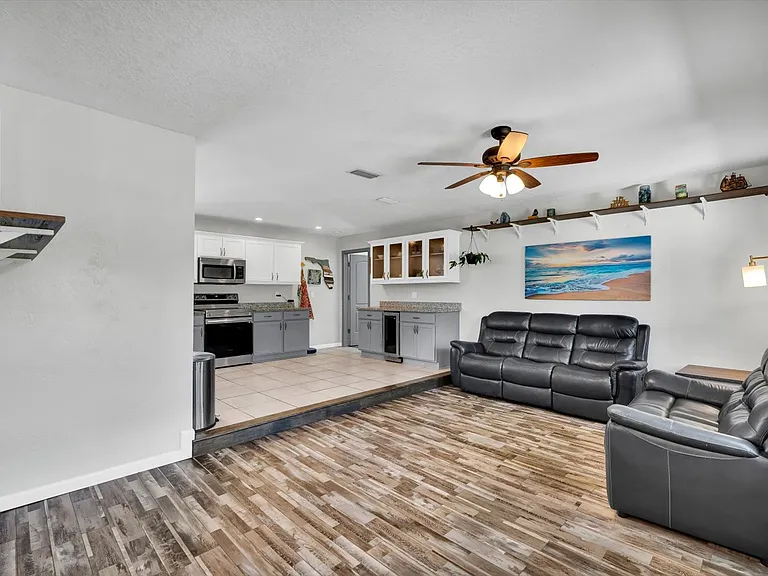 245 Country Circle Dr E — Photo 5