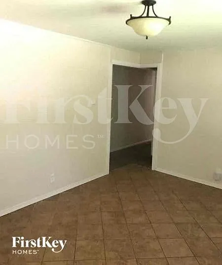 1605 Seminole Ln — Photo 3