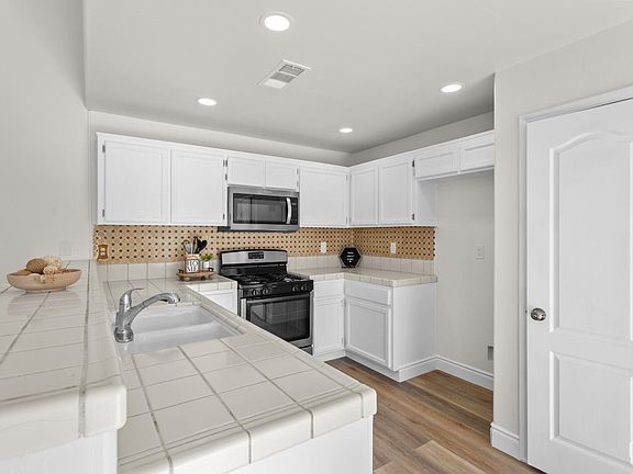 3rd image of 11815 Mantova Ave