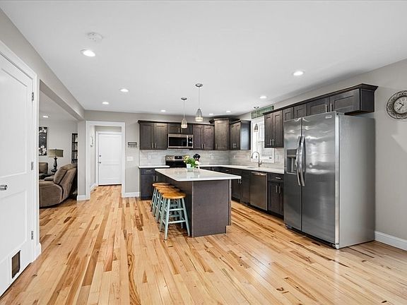 5th image of 141 Thompson St