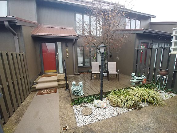 3rd image of 404D Manor Dr