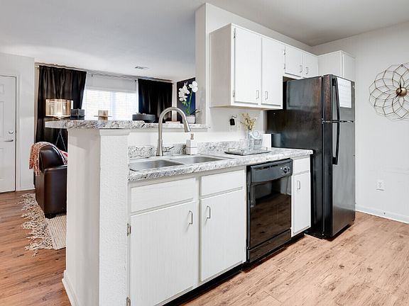 3rd image of 5292 Croyden Ave