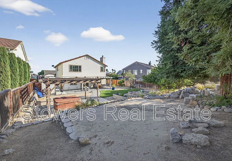 729 Copperfield Ct — Photo 32